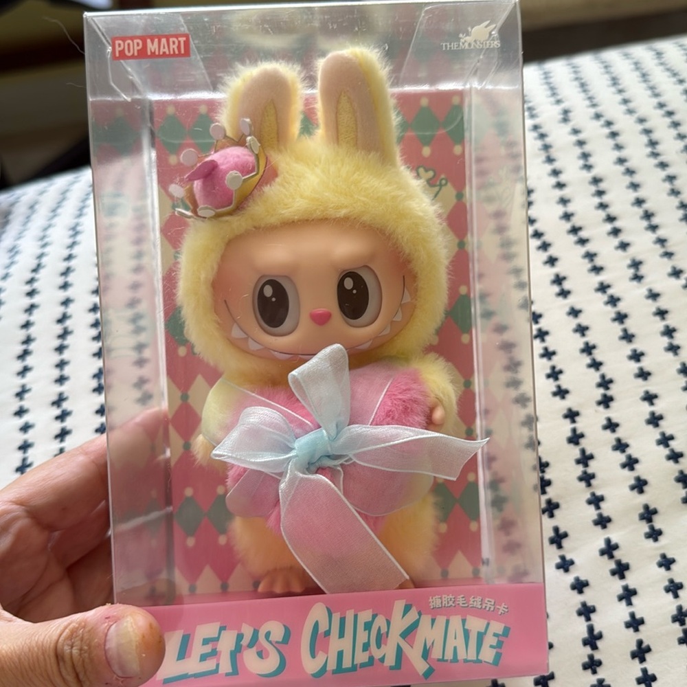 NIP THE MONSTERS Labubu Let's Checkmate Queen Series Vinyl Plush Hanging Card